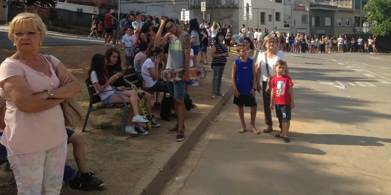 Un centenar de rubinencs fa cua a l\u2019Escard\xedvol per la pols del Holi
