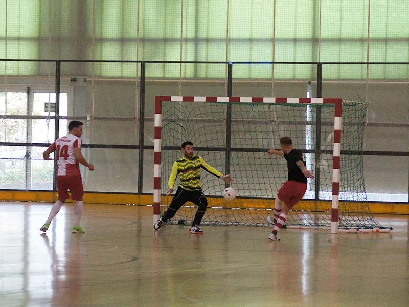 Aquesta rematada no és gol. Bona feina també de Pol a la porteria per arrodonir l'estrena rubinenca