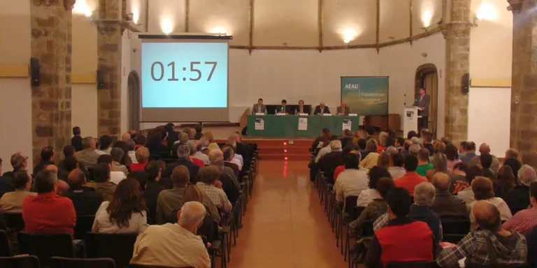El debat de l'AEAU omple la sala de Sant Domènec