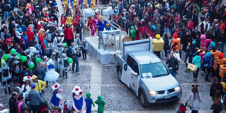 Multitudinària rua de carnaval a la Seu d'Urgell