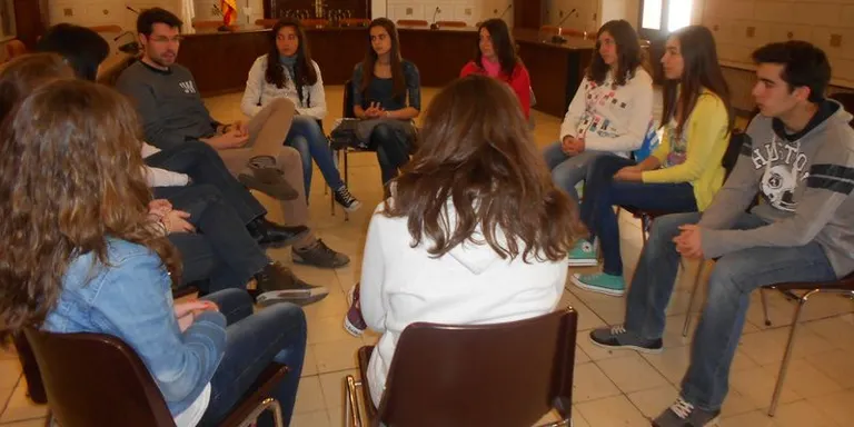 Alumnes de La Salle expliquen a Albert Batalla el seu projecte 'Fem una llei'
