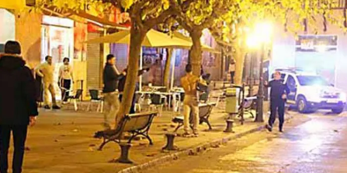 Grups de joves tornen a protagonitzar baralles a la plaça del Casino