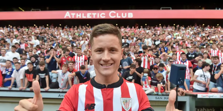 Ander Herrera obsequia amb pilotes al juvenil del CD Morell femení