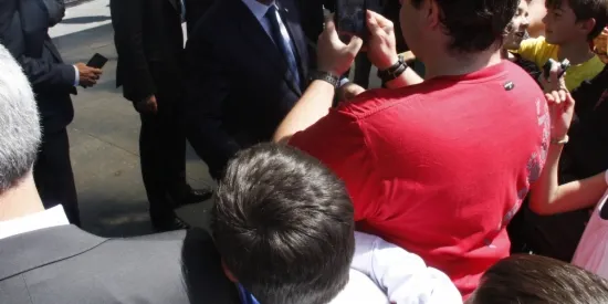 Hollande i Martí defensen la figura del coprincipat davant del poble andorrà