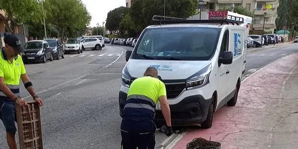 Aigües d’Altafulla neteja i desembossa els embornals de la via pública