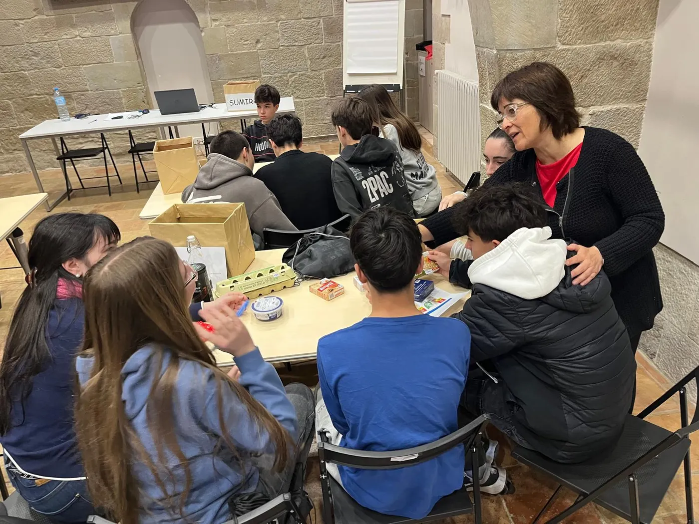 Una cinquantena d'estudiants de l'Escola Arrels aprenen a defensar els seus drets com a consumidors