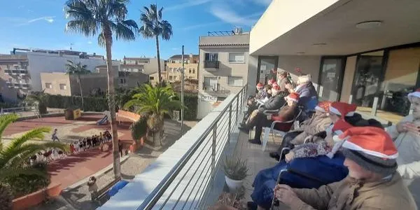 Escolars de Roda de Berà visiten el Centre de dia per a gent gran Marinada