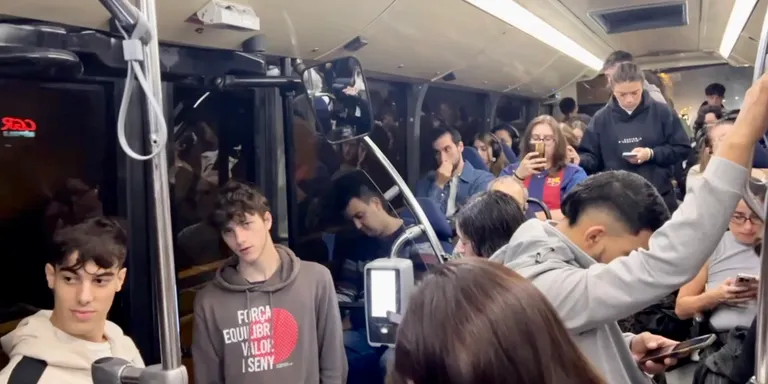 Les línies de bus exprés entre Mataró i Barcelona continuen col·lapsades en hora punta malgrat l'increment d'expedicions