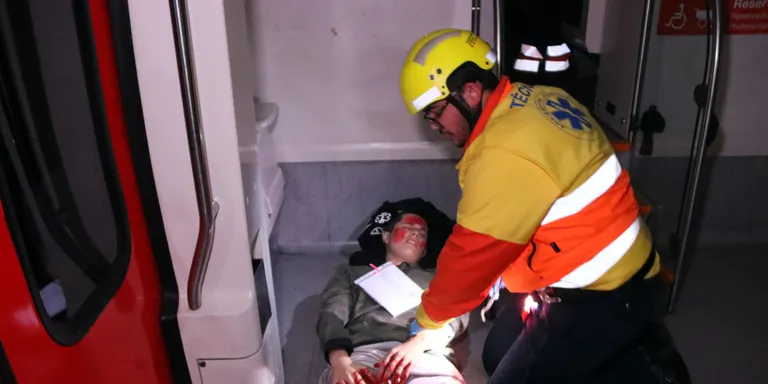Més de 100 persones participen en un simulacre d'accident de tren al túnel de Viladordis de Manresa amb diversos ferits