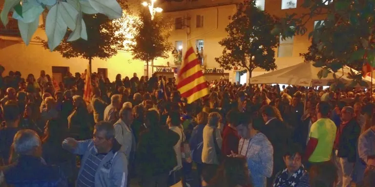 Mig miler de rubinencs fan una cassolada contra les detencions dels alts càrrecs de la Generalitat