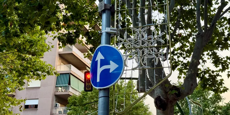 Mataró comença a instal·lar els llums de Nadal en ple mes d’agost