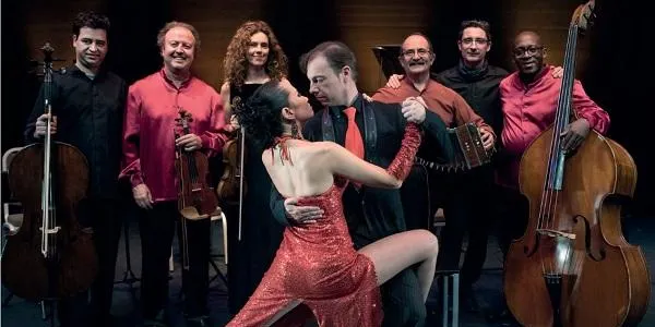 La música i la dansa d’Art Tango Ensemble omple de gom a gom la plaça de l’Església d’Altafulla