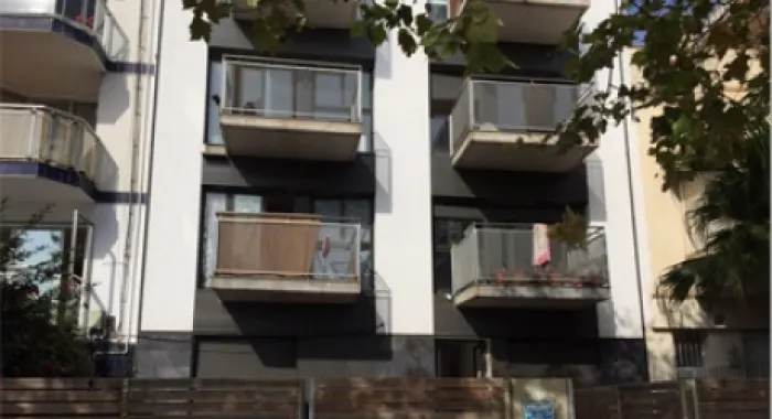 Un dels edificis propietat del banc okupat es troba al passeig Xifré
