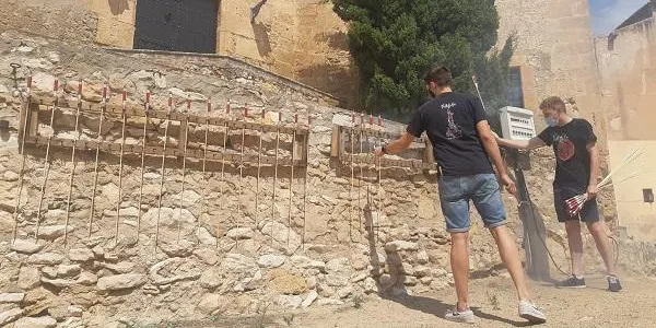 Els coets d’esclat i el repic de campanes donen inici a ‘La Petita’