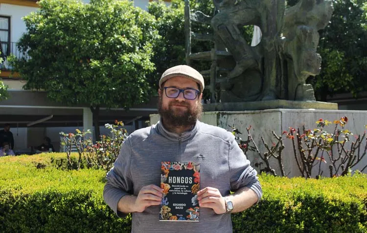 Eduardo Bazo nos presenta en COPE Utrera (98.1FM) su nuevo libro: «Hongos»
