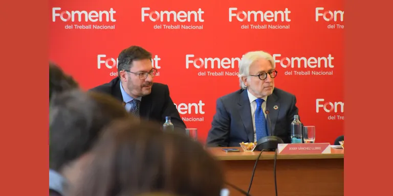Foment ja té sobre la taula nou propostes per a l'ampliació del Prat, entre elles la pista marina