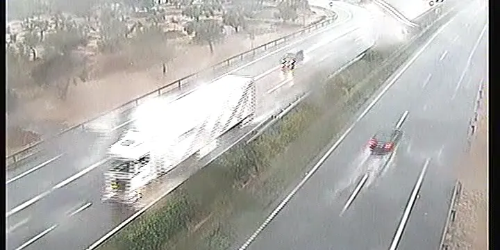 Reoberta l’N-340 a l’Ampolla després de més de dues hores de tall per inundacions