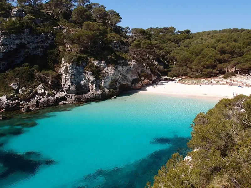 Els rubinencs segueixen buscant el sol i la platja per estiuejar