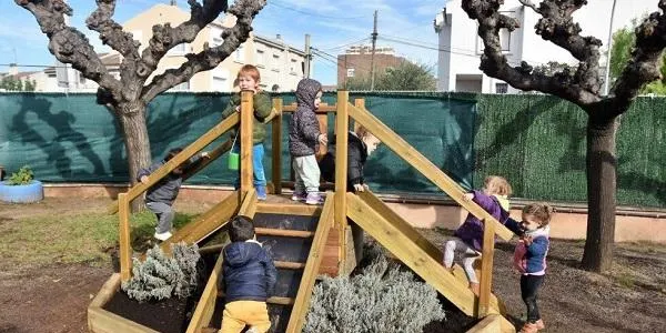 La Llar d’infants municipal El Cirerer de Torredembarra renova l’equipament del pati