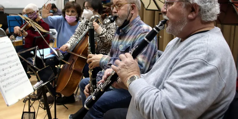 Una cinquantena de músics "de totes les menes" formen l'Orquestra Inclusiva de la UVic-UCC