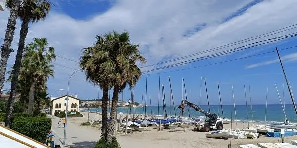 Aquest divendres s’abocaran 200m3 de sorra a tocar del Club Marítim d’Altafulla per condicionar la zona esportiva