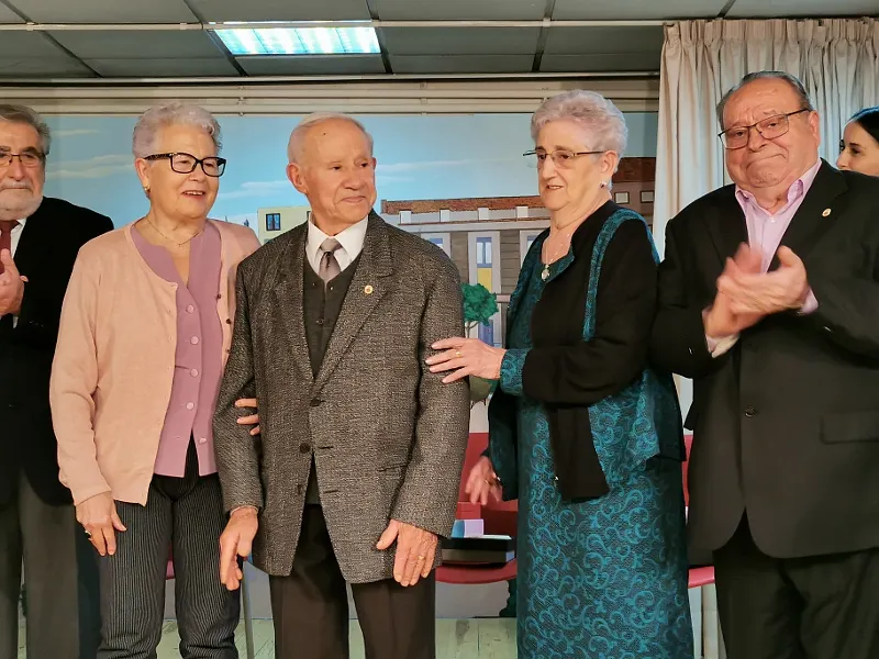 El Francesc i la Carme (al centre de la foto) acompanyats per les seves parelles