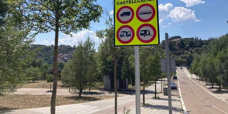 Instal·len senyals als accessos a Castellciutat per evitar-hi l'entrada de vehicles de grans dimensions