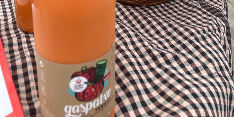 El gaspatxo termal rep una bona acollida a la Fira del Tomàquet del Vallès, amb 200 ampolles venudes