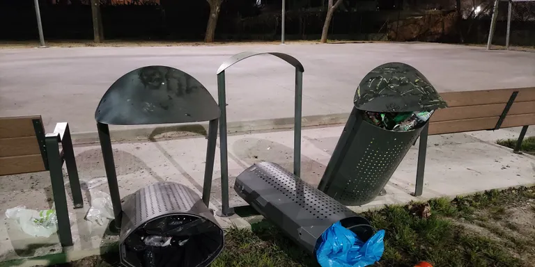 Malmeten unes papereres a la zona del parc del CAP