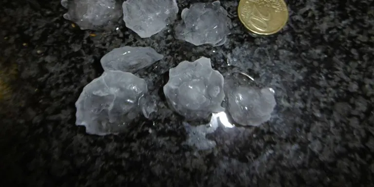 Torna la pluja a Pineda amb pedregada i llamps