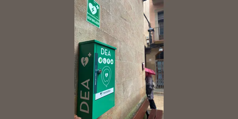 Solsona instal·la el primer desfibril·lador extern automàtic a l'exterior, accessible les 24 hores