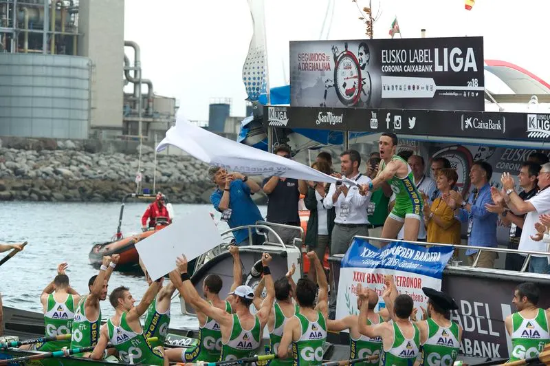LA BANDERA PETRONOR DESCANSA YA EN HONDARRIBIA