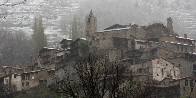 La neu tenyeix de blanc les cotes altes del Pirineu