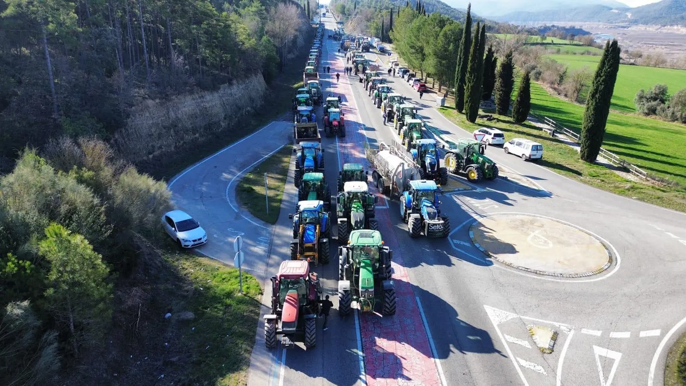 Una vuitantena de tractors del Solsonès i la Noguera i uns 200 pagesos tallen la C-14 a Bassella per fer pressió per "agilitzar respostes de l'Administració" a les demandes del sector