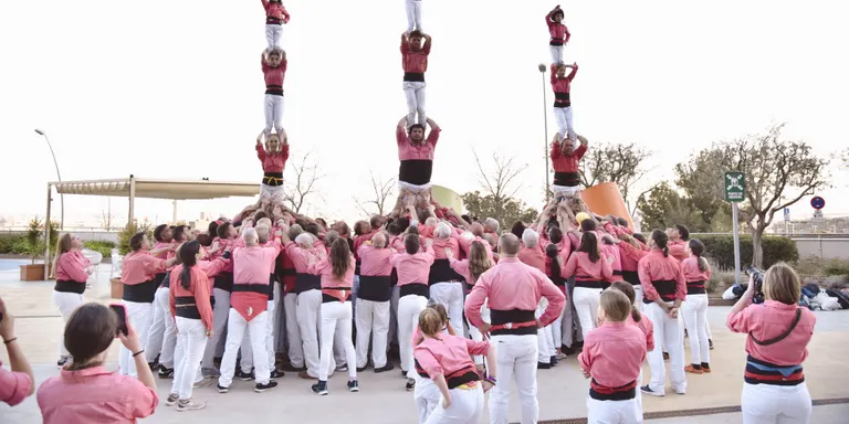 La Colla Vella basteix castells de 7 a l’Hospital Sant Joan de Déu