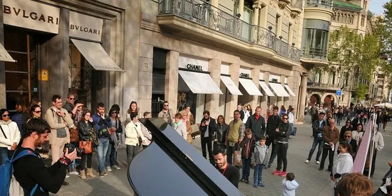 Un piano de cua a la plaça Catalunya per celebrar el Dia de la Música