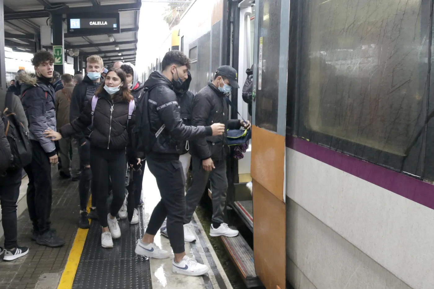 Usuaris de Rodalies agafen un dels primers trens de l'R1, un cop s'ha restablert el servei a Mataró.