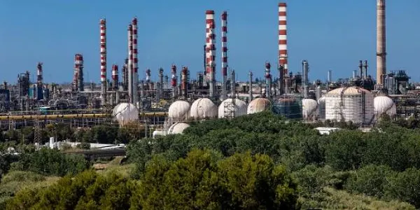 El Congrés debat una proposició per instaurar la jubilació anticipada a la indústria petroquímica