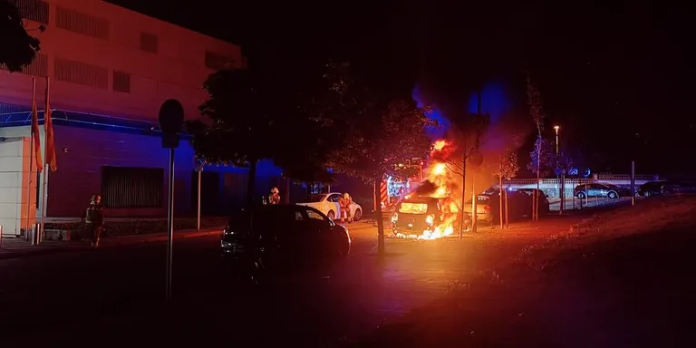 Policia Local, Bombers i Mossos intervenen en l’extinció d’un foc a un vehicle aquesta matinada a Blanes
