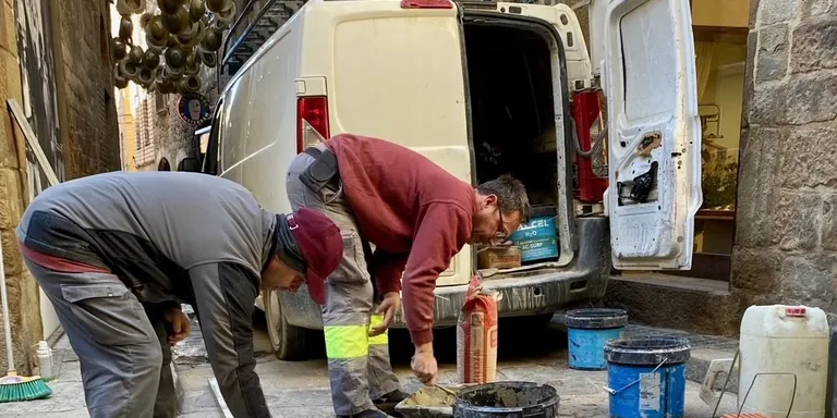 Quatre persones contractades a través de plans d'ocupació reforcen la brigada municipal i l'Oficina d'Habitatge