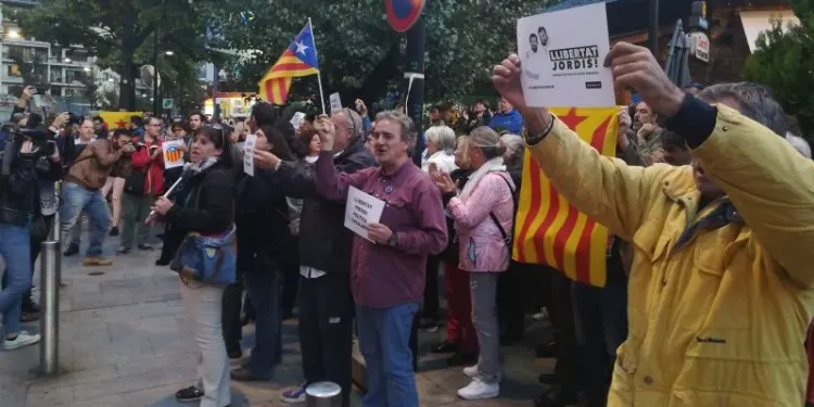 Protesta davant l'ambaixada d'Espanya a Andorra per l'empresonament de Jordi Sànchez i Jordi Cuixart