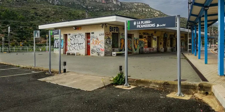 Circulació tallada a l’R13 i R14 per actes vandàlics a la infraestructura