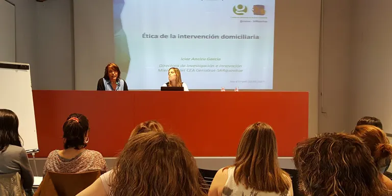 Una vintena de professionals de l'àmbit social participen en un taller sobre ètica de la intervenció domiciliària
