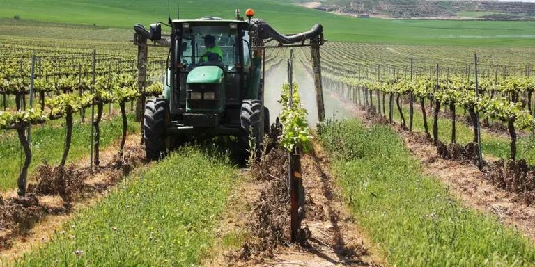 Acció Climàtica fa la recollida selectiva de residus fitosanitaris caducats de les explotacions agrícoles