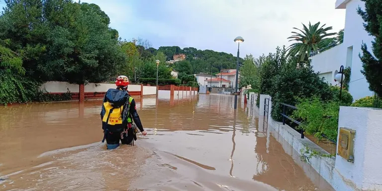 Inundat el torrent de la Móra i afectacions als baixos de diversos habitatges