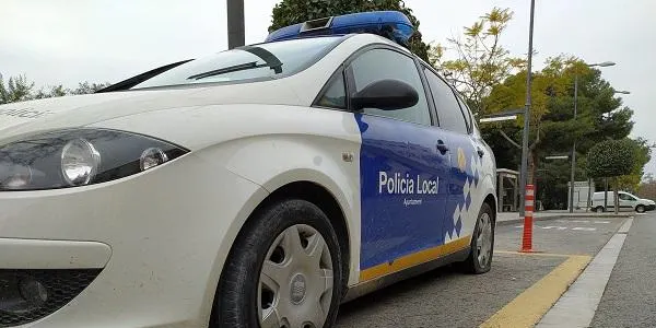 Apareixen punxades les rodes dels vehicles de la Policia Local d’Altafulla