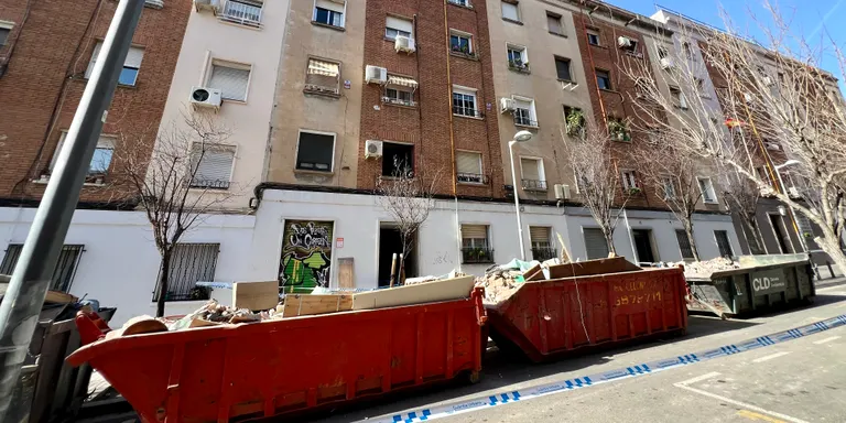Desallotgen sencer un dels edificis adjacents al bloc esfondrat a Badalona per l’aparició d’una esquerda