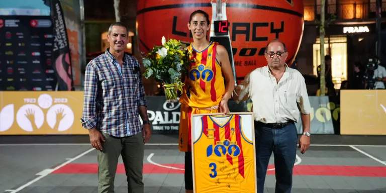 Reconeixement de la Federació Catalana de Basquetbol a Georgina Bahí, al 3x3 Urban Fest de Barcelona