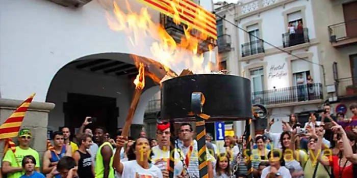 114 arenyencs pujaran a Coll d’Ares per recollir la Flama del Canigó
