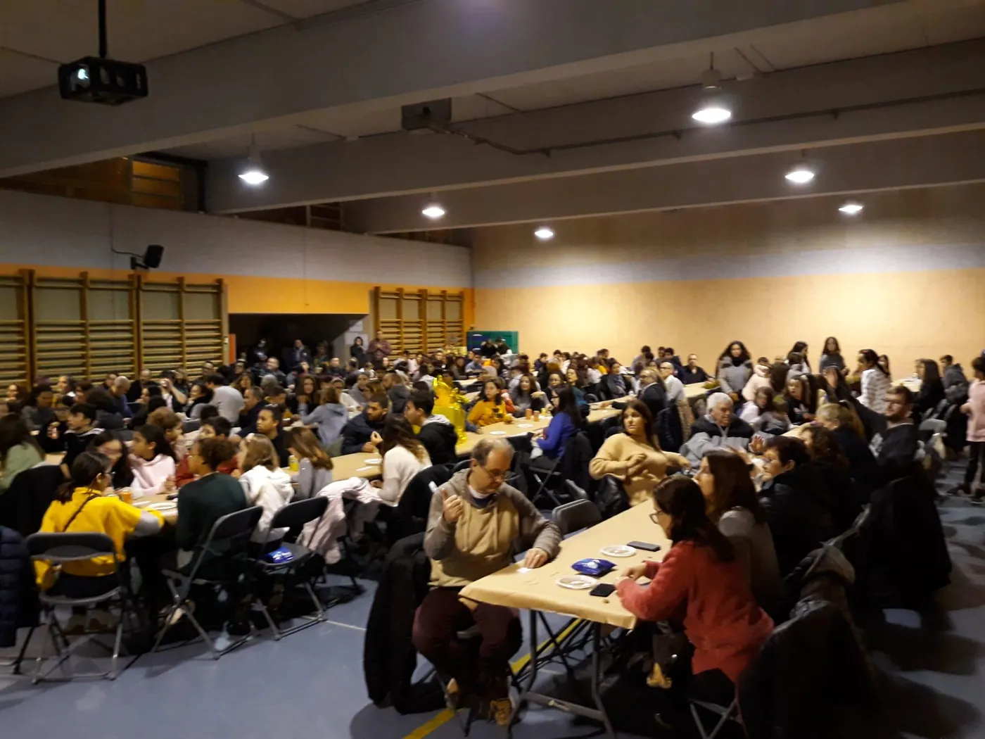 La Quina Solidària de l'Institut Euclides recapta 891 pel menjador social de Poblenou